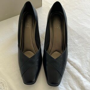 Women’s Lycra Navy Slip on pump heels - Size 10
